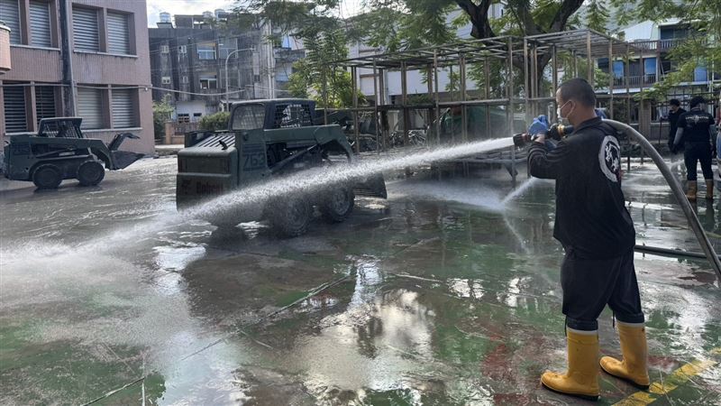 新北消防派員協助光復鄉災後復原工作。（圖／翻攝畫面）