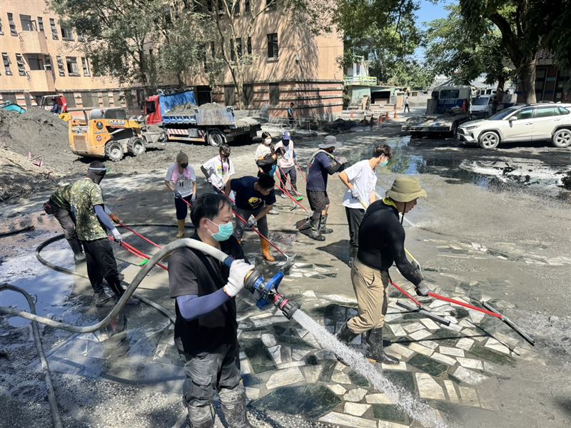 新北消防派員協助光復鄉災後復原工作。（圖／翻攝畫面）
