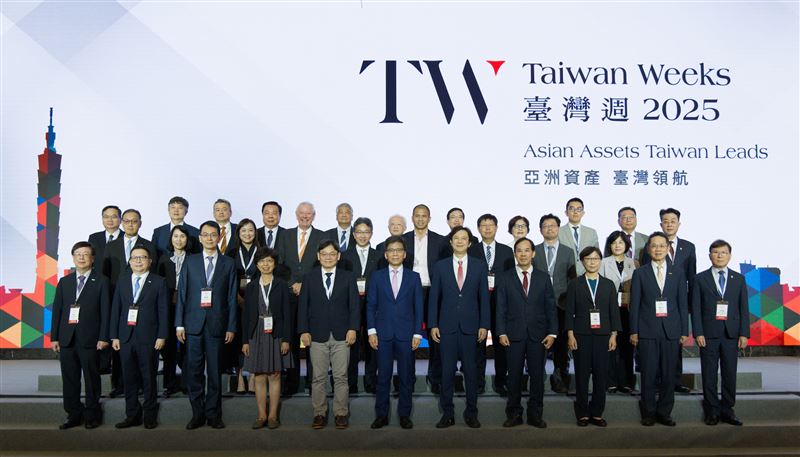 2025台灣週15日盛大啟動，由金管會攜手證券期貨單位策劃，邀集超過150家上市櫃企業與上百家國內外金融機構參與，並有近80位來自國際交易所與投資機構重磅嘉賓齊聚現場。透過一連兩週的高密度論壇、專題演講與對談，台灣正以具體行動朝「亞洲資產管理中心」目標大步邁進，展現金融產業的國際格局與政策決心。（圖／證交所提供）