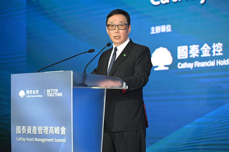 國泰金控宣示資產管理將成為集團第三引擎，未來十年國泰投信AUM目標從2.3兆元擴增至15兆元。國壽九成以上金融資產將逐步交由投信管理，整合成全台最大投研團隊。總經理李長庚拋出「坐在家中調度全球資金」的願景，盼高雄亞資中心成為台灣金融版圖轉型核心，引領台灣資產管理走向國際。（圖／國泰金控提供）