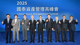 國泰金控宣示資產管理將成為集團第三引擎，未來十年國泰投信AUM目標從2.3兆元擴增至15兆元。國壽九成以上金融資產將逐步交由投信管理，整合成全台最大投研團隊。總經理李長庚拋出「坐在家中調度全球資金」的願景，盼高雄亞資中心成為台灣金融版圖轉型核心，引領台灣資產管理走向國際。（圖／國泰金控提供） 