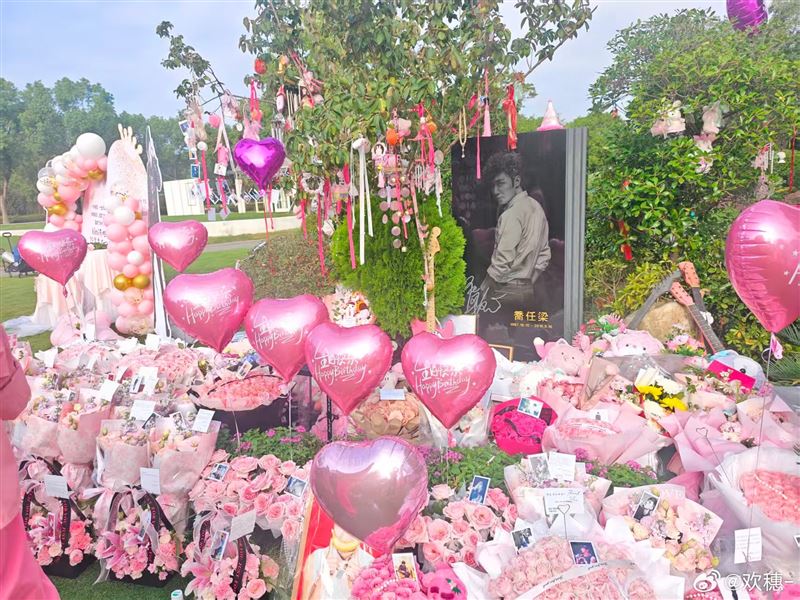 粉絲在墓園擺滿粉色鮮花與氣球，這也是喬任梁生前最愛的顏色。（圖／翻攝自微博）