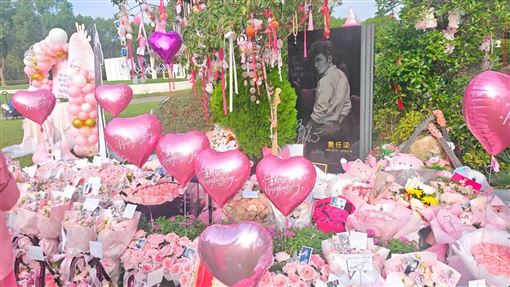 喬任梁38歲冥誕墓園成花海　父母哀慟發文