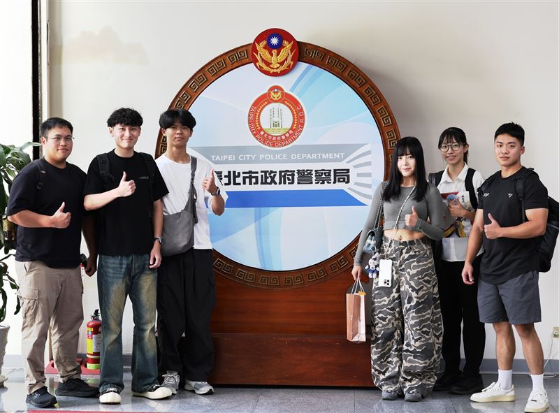 北市超正女警IG找到了。（圖／翻攝自「臺北波麗士」、「NPA 署長室」臉書）
