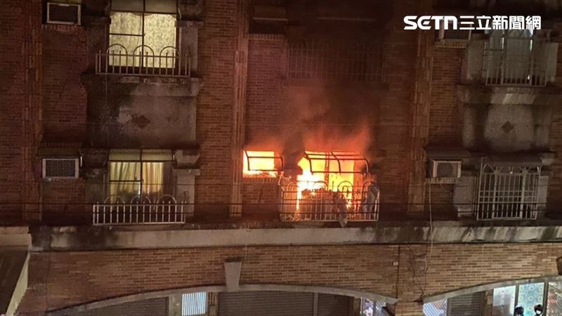 其中一名住戶，身上遭大量碎玻璃割傷，也被火灼傷，腹部流血，由到場滅火的消防員救出。（圖／翻攝畫面）