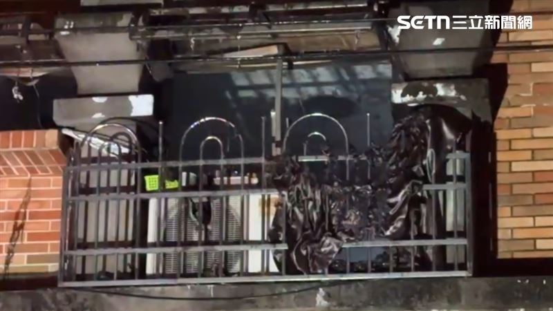高雄市大寮區今天（16日）凌晨傳出民宅火警，當下還傳出爆炸聲響，房屋玻璃被炸成碎片，噴出屋外。（圖／翻攝畫面）
