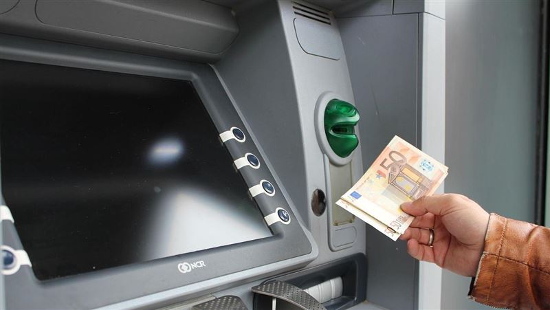 財金公司將於10月17日與18日凌晨辦理ATM跨行與通匯系統的主備援中心切轉演練,預計兩次切換各影響跨行服務15至30分鐘。此次演練不影響各家銀行本身ATM運作,民眾如需提款,可優先使用原往來銀行設置的ATM機台。財金公司強調,此為例行演練,目的在提升金融系統備援應變能力與穩定性。(示意圖/PIXABAY)