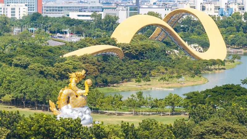 南部科學園區在AI與半導體雙引擎驅動下,今年1至8月營收逼近2兆元大關,年增超過40%,創歷年同期新高。積體電路、AI伺服器、精密機械等產業齊步成長,展現南科在全球科技供應鏈中的戰略地位,也凸顯南台灣在高科技版圖中的崛起趨勢。(圖/南部科學園區提供)