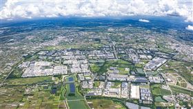 南部科學園區在AI與半導體雙引擎驅動下，今年1至8月營收逼近2兆元大關，年增超過40%，創歷年同期新高。積體電路、AI伺服器、精密機械等產業齊步成長，展現南科在全球科技供應鏈中的戰略地位，也凸顯南台灣在高科技版圖中的崛起趨勢。（圖／南部科學園區提供） 