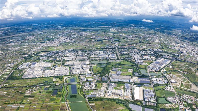 南部科學園區在AI與半導體雙引擎驅動下,今年1至8月營收逼近2兆元大關,年增超過40%,創歷年同期新高。積體電路、AI伺服器、精密機械等產業齊步成長,展現南科在全球科技供應鏈中的戰略地位,也凸顯南台灣在高科技版圖中的崛起趨勢。(圖/南部科學園區提供)