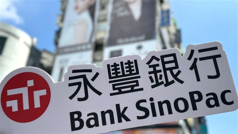 醫美產業持續成長,永豐銀行瞄準「美麗經濟」潛力,推出一站式醫美整合金流服務,涵蓋採購、收款、融資與管理,協助診所提升效率、穩健擴點。消費者端更提供信用卡分期、QR Code支付及價金保管機制,保障消費體驗與業者權益,打造安心便捷的醫美金融新標準。(圖/永豐銀行提供)