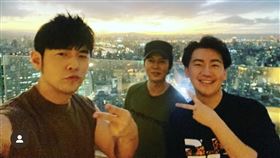 周杰倫遭疑和「小夥伴」魔術師蔡威澤（上圖右）關係生變。（圖／翻攝周杰倫IG）
