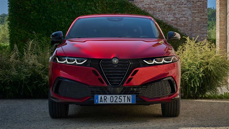 全新scudetto小盾形水箱護罩靈感源自經典33 Stradale。（圖／翻攝Alfa Romeo網站）