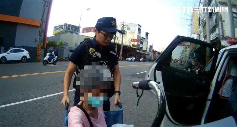 兩名員警考量到胡婦坐著輪椅，若讓她自行轉乘公車返回潭子區，不僅耗費時間，更可能再次發生迷路風險。在評估情況後，員警當機立斷，決定直接以巡邏車載送胡婦跨區返家。（圖／翻攝畫面）