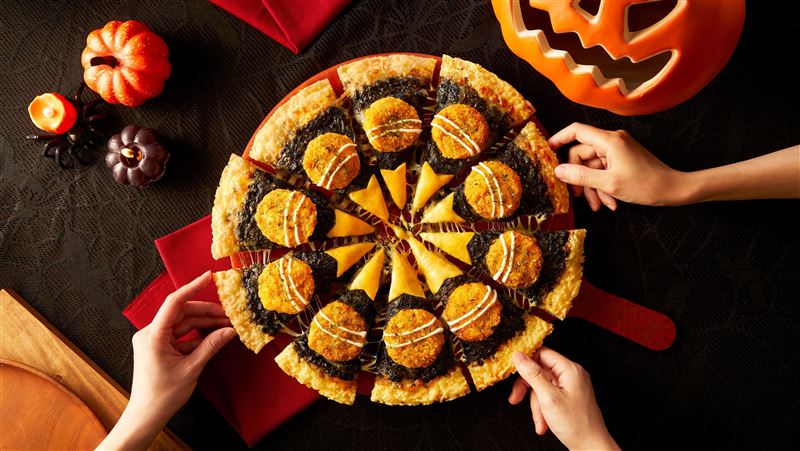 必勝客萬聖節出招「黑咖哩黃金豬排比薩」