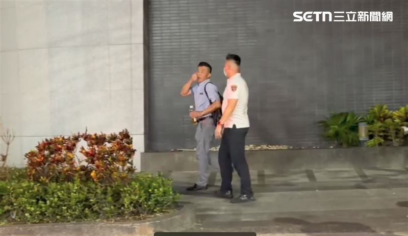 陳立臉書常曬出上榜同學合照，甚至暴露交友廣闊，來往對象不乏商富商、警界高層，其中新興分局長陳柏彰就常被掛在嘴邊，給基層不小壓力。（圖／翻攝自記者爆料網）