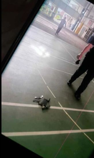 馬來西亞一名14歲男學生疑告白被拒絕，在女廁行兇刺死16歲學姐。(圖／翻攝自中國報)