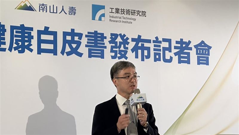 南山人壽矢志成為「永續健康領航者」,董事長尹崇堯會中分享南山人壽的永續健康策略,積極讓保險從事後理賠,往前延伸至協助保戶促進健康,及早為百歲人生做準備。(圖/記者余國棟攝影)