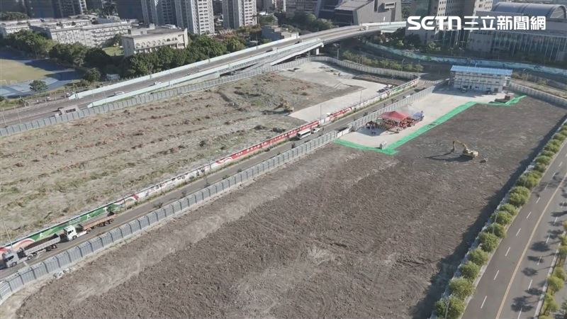 雖對外宣稱僅為「簡單儀式」,但三立新聞網獨家空拍直擊發現,典禮現場布置完整,嘉賓席、儀式棚架與工程機具一應俱全。(圖/三立iNEWS)