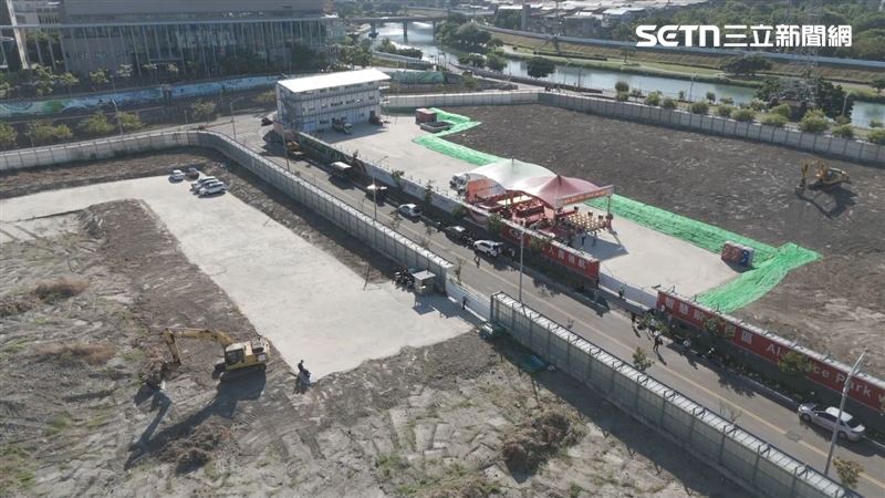 從空拍畫面中可見,T17與T18兩塊基地上,已搭建起醒目的紅白帳篷,顯示新壽早已為典禮做好準備。 (圖/三立iNEWS)