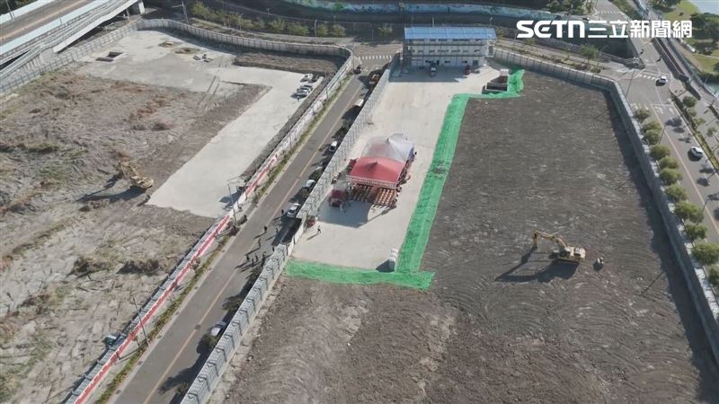 三立新聞網獨家空拍直擊,新壽在北士科T17、T18地塊突襲動土,紅棚高掛、座位排滿50席,場面隆重氣勢驚人。(圖/三立iNEWS)
