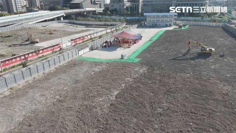 雖對外宣稱僅為「簡單儀式」,但三立新聞網獨家空拍直擊發現,典禮現場布置完整,嘉賓席、儀式棚架與工程機具一應俱全。(圖/三立iNEWS)