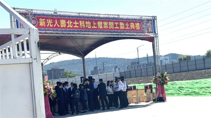 新壽今日於北投士林科技園區T17、T18舉行動土典禮,為延宕多時的開發案揭開新章。儘管典禮未開放媒體,現場仍吸引關注,媒體清晨駐守拍攝。新壽表示動土依法進行,後續仍須計畫審查;外界關注與北市府、輝達之間的爭議能否化解,北士科開發戰火恐將持續延燒。(圖/記者師瑞德攝影)