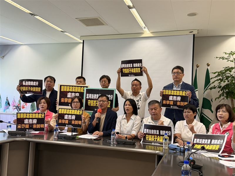 民進黨團痛批教育局對校方與黃姓校安人員私下和解一事不知情，顯示監督失靈。(圖／翻攝畫面)