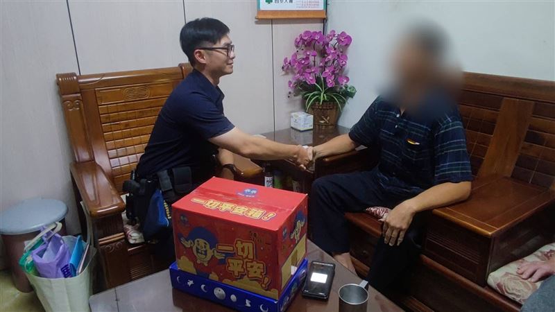 員警到王家慰問、送物資。（圖／翻攝畫面）
