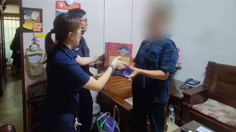 孝男休學養3老！打工遭電擊頓失業陷困境