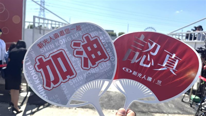 新壽今日於北投士林科技園區T17、T18舉行動土典禮,為延宕多時的開發案揭開新章。儘管典禮未開放媒體,現場仍吸引關注,媒體清晨駐守拍攝。新壽表示動土依法進行,後續仍須計畫審查;外界關注與北市府、輝達之間的爭議能否化解,北士科開發戰火恐將持續延燒。(圖/記者師瑞德攝影)