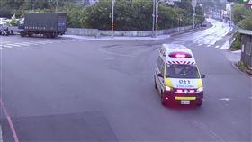 2個月大的男嬰由救護車送醫。（圖／翻攝畫面）