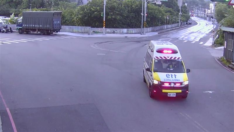 2個月大的男嬰由救護車送醫。（圖／翻攝畫面）