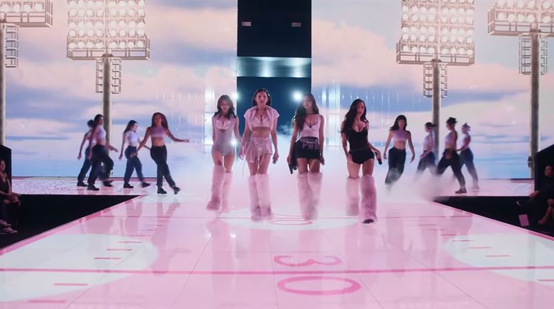 TWICE成員娜璉、Momo、志效、子瑜首度登上維密舞台。（圖／翻攝自Victoria&#39;s Secret YT）