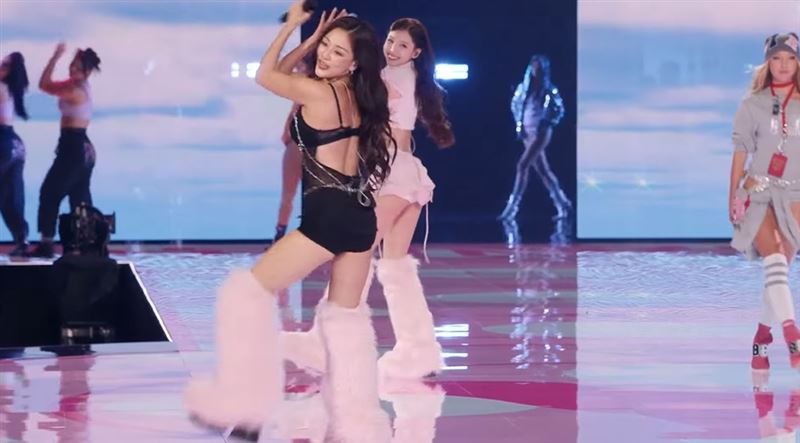 TWICE志效的唱功被網友大讚現場也很穩。（圖／翻攝自Victoria&#39;s Secret YT）
