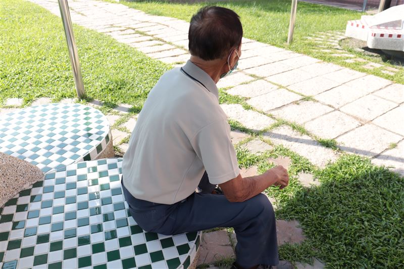 80歲老翁突變孤僻、不出門,家人以為憂鬱就醫,竟診斷為失智症。(示意圖非當事人/衛福部彰化醫院提供)
