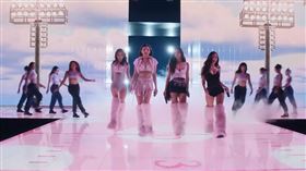 TWICE成員娜璉、Momo、志效、子瑜首度登上維密舞台。（圖／翻攝自Victoria's Secret YT）