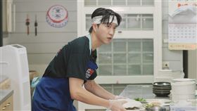 江宏傑擔任二廚熟悉廚房作業。（圖／客委會、客家電視台提供）