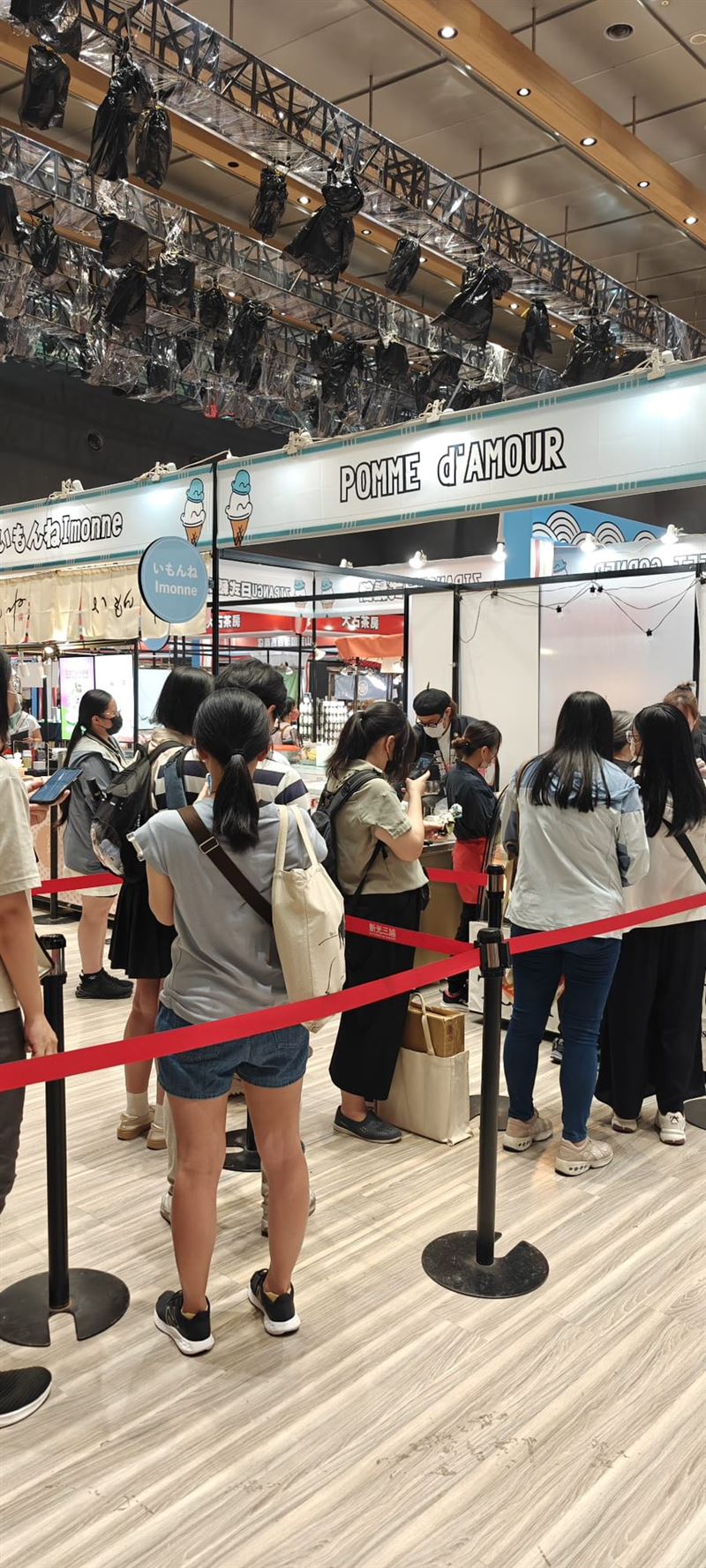 新光三越日本展話題商品蘋果糖，開幕首日掀起排隊潮。(圖／新光三越提供)