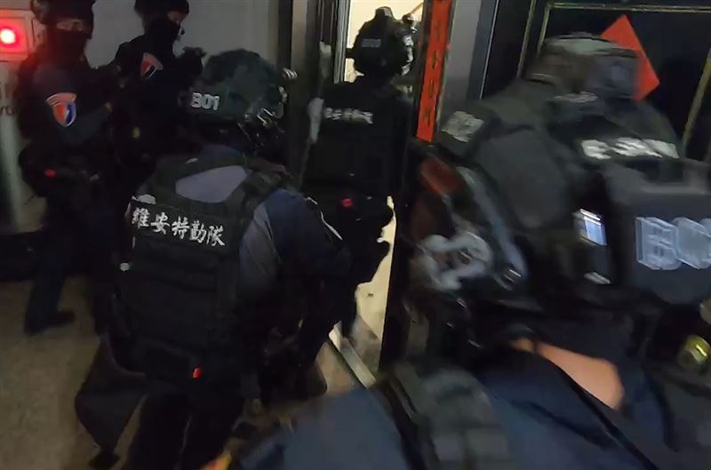 警方長期跟監調查於去年7月間前往攻堅。（圖／翻攝畫面）