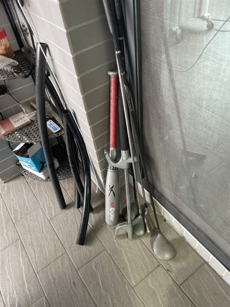 球棒、高爾夫球桿等被當成凌虐攻擊武器。（圖／翻攝畫面）