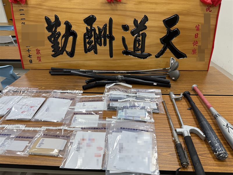 警方搜索時查扣90支手機、20組電腦及4台筆電等證物。（圖／翻攝畫面）