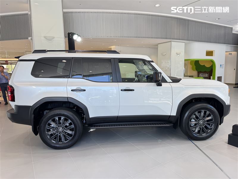 梯形輪拱與20吋鋁圈，力量感爆棚。（圖／記者鍾釗榛攝影）