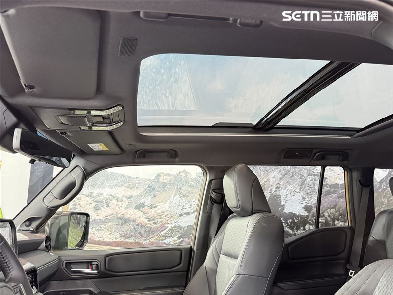 LAND CRUISER配備全景天窗。（圖／記者鍾釗榛攝影）