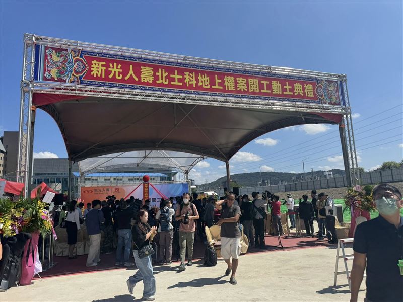 新光人壽持有北士科T17、T18地上權，引爆「解約金」談判風暴，傳開出高達百億金額，讓輝達總部案陷入膠著，但新壽董事長魏寶生嚴正否認所有負面傳言，表示公司背負獅子大開口的罵名，實在委屈。（圖／記者師瑞德攝影）