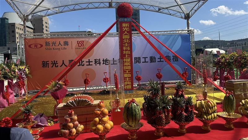 新壽今於北士科T17、T18地塊舉行動土典禮,外界聚焦與台北市府及輝達三方角力進展。林維俊強調,一切依法、合規、依契約行事,無意挑釁市府,也未從公部門取得任何補償金。雖MOU已失效,仍願與輝達重啟商業談判,合作空間存在。新壽也釋出善意,盼與市府共同解決地上權轉讓與法規障礙,維持夥伴關係,推動北士科順利發展。(圖/記者師瑞德攝影)