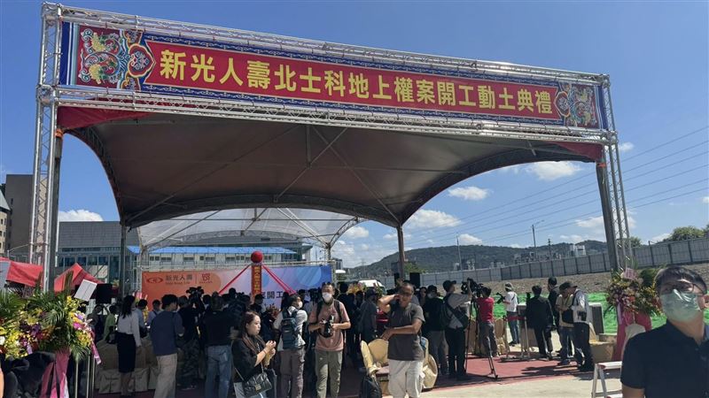 新壽今於北士科T17、T18地塊舉行動土典禮,外界聚焦與台北市府及輝達三方角力進展。林維俊強調,一切依法、合規、依契約行事,無意挑釁市府,也未從公部門取得任何補償金。雖MOU已失效,仍願與輝達重啟商業談判,合作空間存在。新壽也釋出善意,盼與市府共同解決地上權轉讓與法規障礙,維持夥伴關係,推動北士科順利發展。(圖/記者師瑞德攝影)