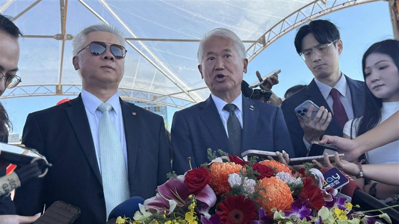 新壽今於北士科T17、T18地塊舉行動土典禮,外界聚焦與台北市府及輝達三方角力進展。林維俊強調,一切依法、合規、依契約行事,無意挑釁市府,也未從公部門取得任何補償金。雖MOU已失效,仍願與輝達重啟商業談判,合作空間存在。新壽也釋出善意,盼與市府共同解決地上權轉讓與法規障礙,維持夥伴關係,推動北士科順利發展。(圖/記者師瑞德攝影)