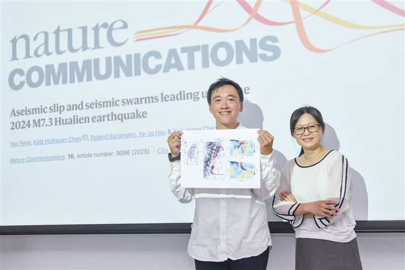 台師大地科系教授陳卉瑄（右）、博士後研究員彭葦（左）發現2024年花蓮7.3地震前，深部斷層三年前就出現加速無震滑移，可能為地震前兆。（圖／台師大提供）
