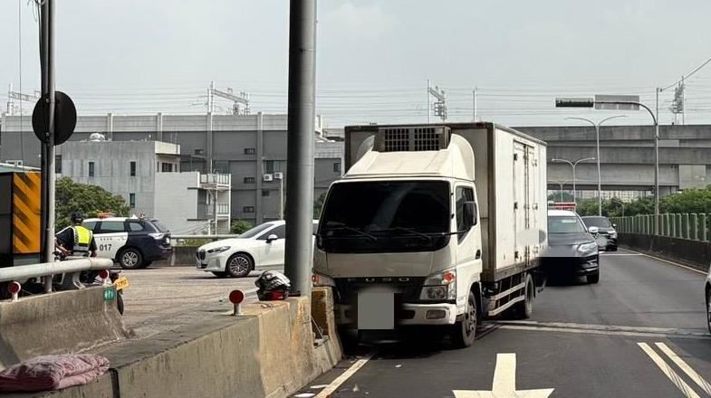 台中小貨車發生自撞後，駕駛無外傷卻離奇命危送醫。（圖／翻攝畫面）